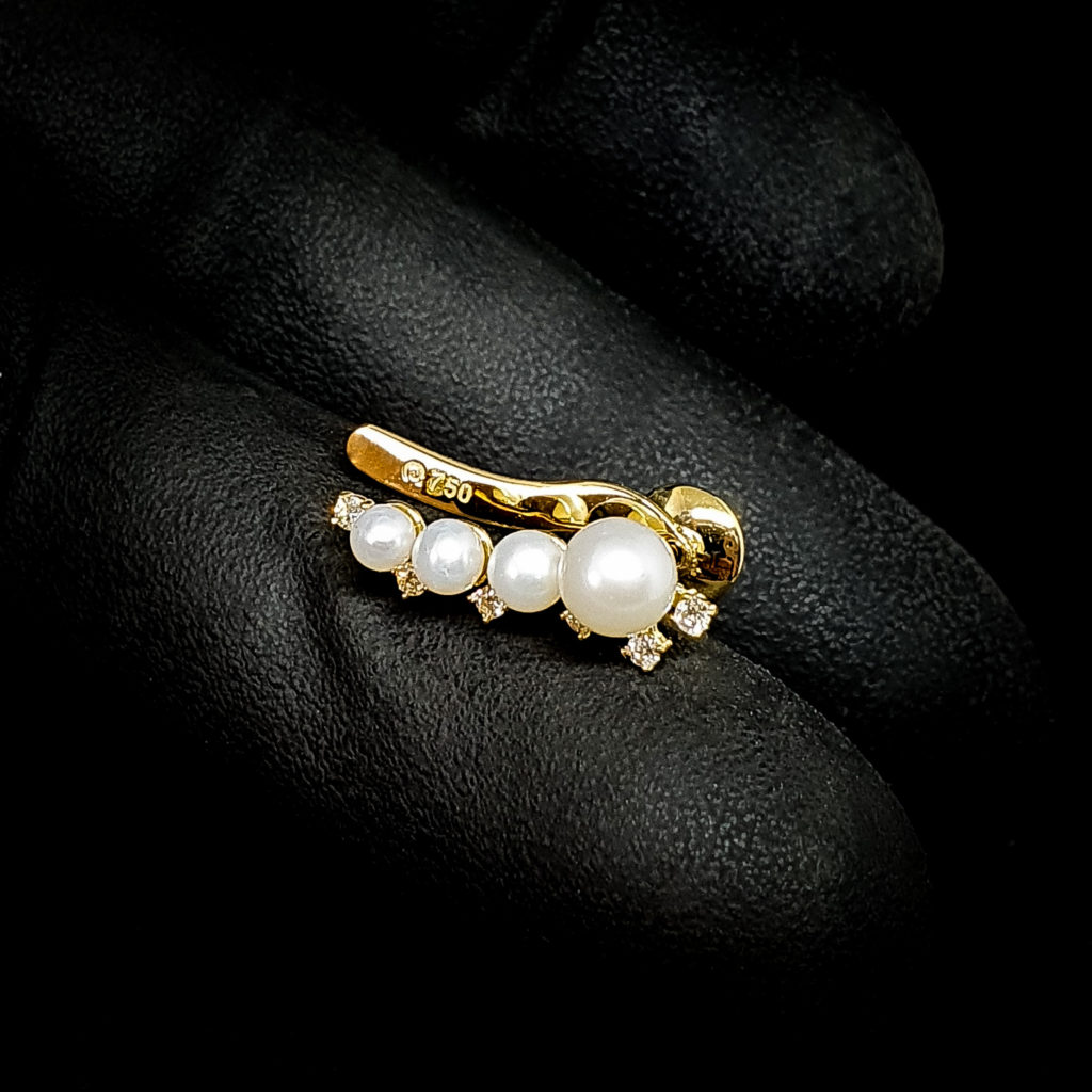 Ear Cuff em Ouro 18k, com Pérolas Naturais de Água Doce e cravejado com Diamantes