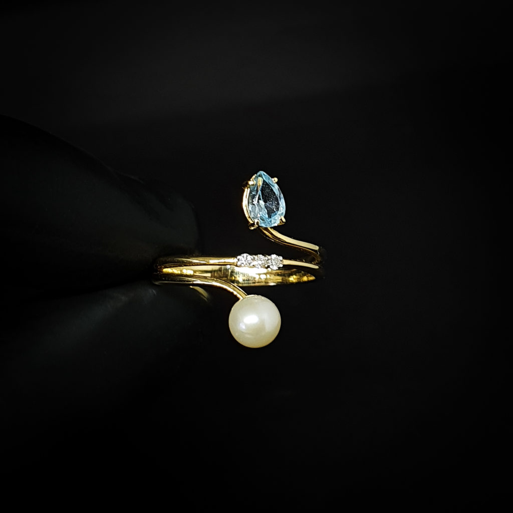 Anel Ouro 18k com Topázio Azul Sky gota, Pérola Natural e 3 Diamantes de 1.5 Pontos cada.
