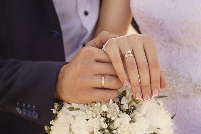 Qual é a diferença entre um anel de noivado e uma aliança de casamento?