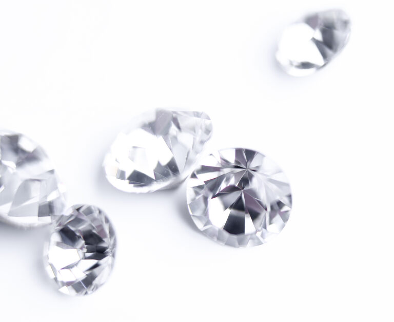 Diamantes genuínos e imitações: saiba quais são as diferenças